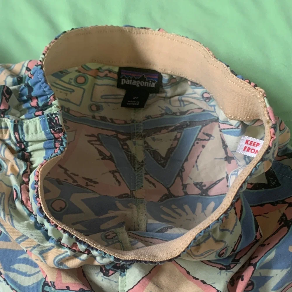 Patagonia Kids Rashguard and swim shorts. Plus bonus - Picture 7 of 7